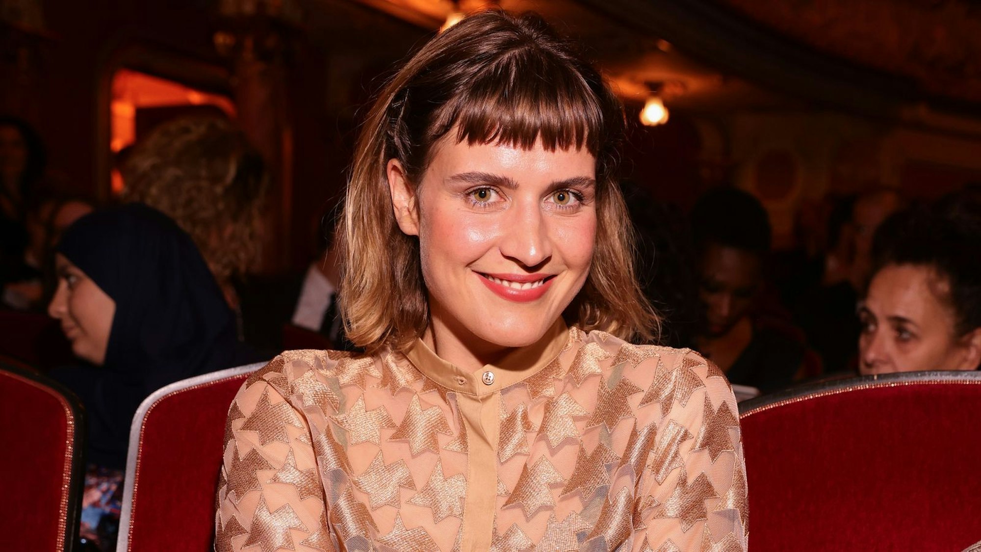 Morgane Ferru und ihre Schwester sind ein echtes Team. Im Gespräch verrät sie, wie ihre Schwester sie auf dem Weg zur Schauspielerei unterstützt hat. (Bild: 2021 Getty Images/Andreas Rentz)