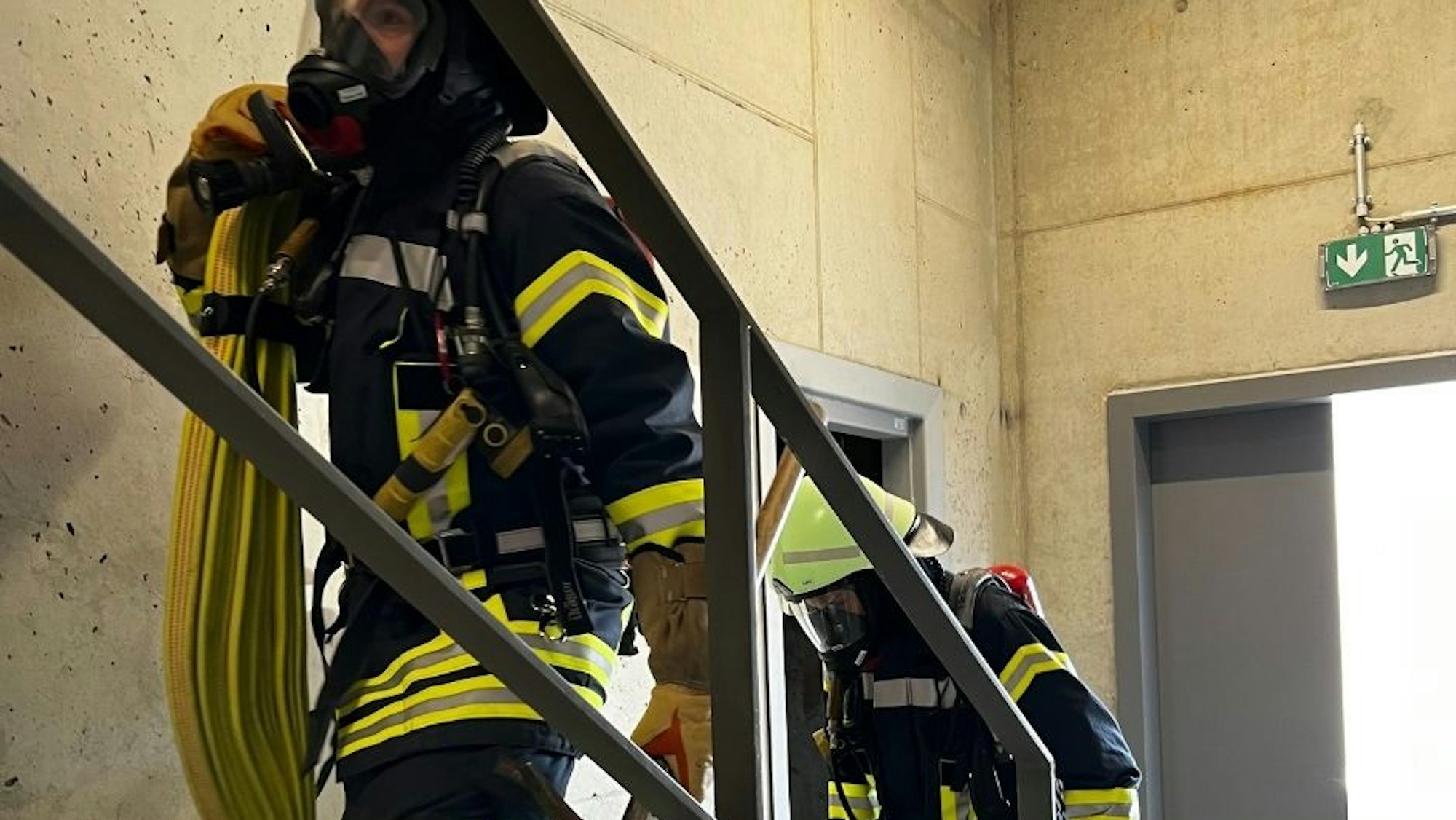 Feuerwehreinsatz bei einem Großbrand in Leverkusen-Atzlenbach.