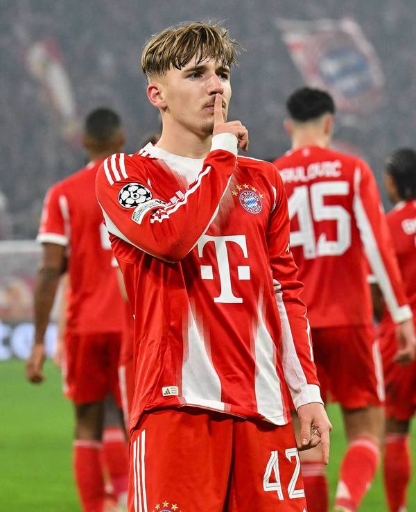 Lennart Karl legt nach einem Tor den Finger auf seinen Mund.