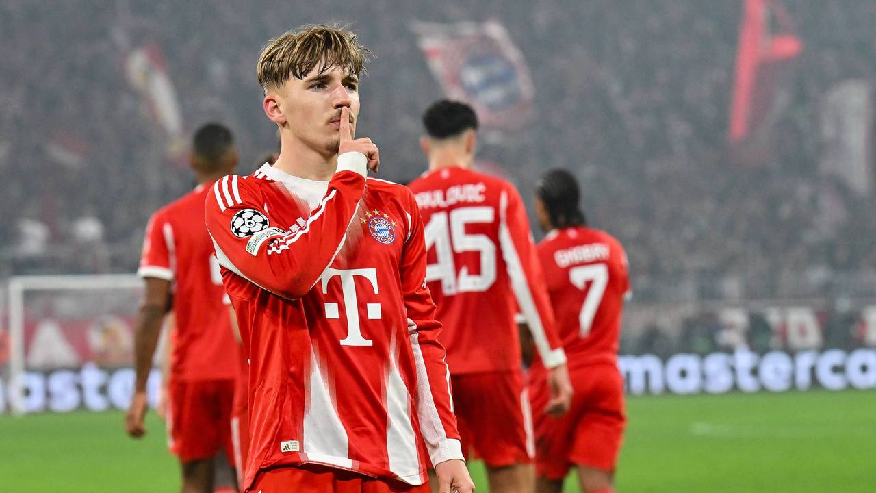 Lennart Karl legt nach einem Tor den Finger auf seinen Mund.
