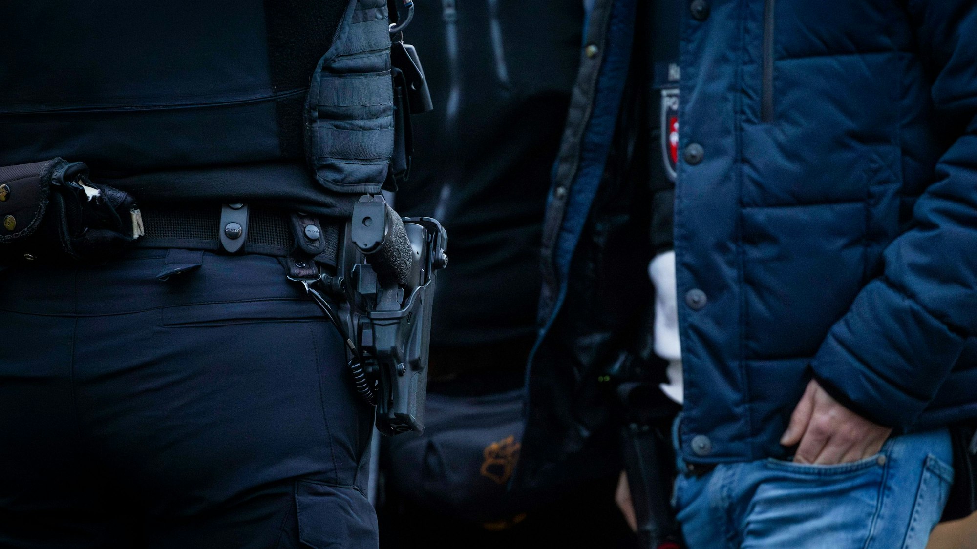 Polizist mit Dienstwaffe und Zivilbeamter