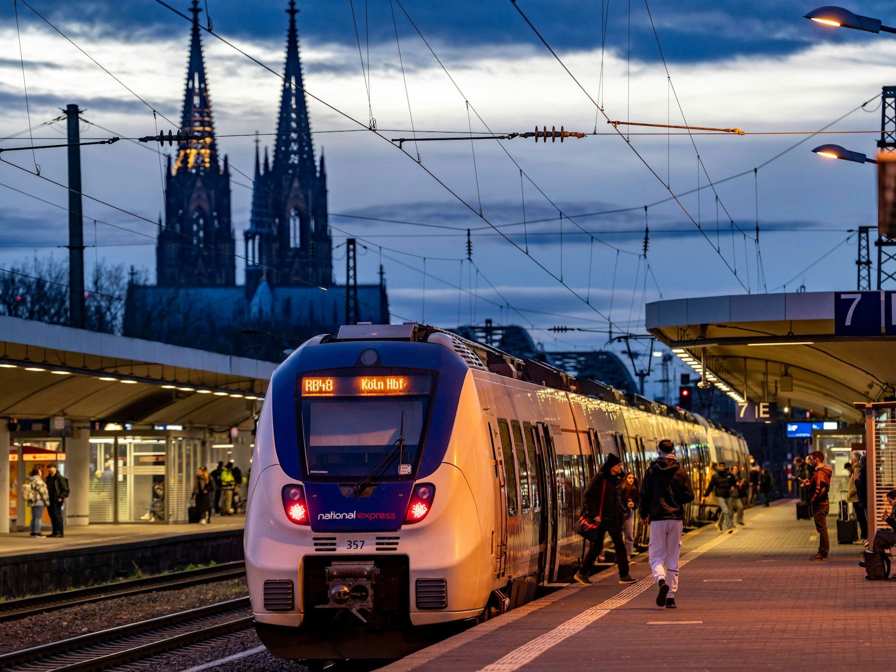 Wegen einer kaputten Weiche müssen viele Reisende in Köln am Dienstag- und Mittwochmorgen viel Geduld mitbringen.