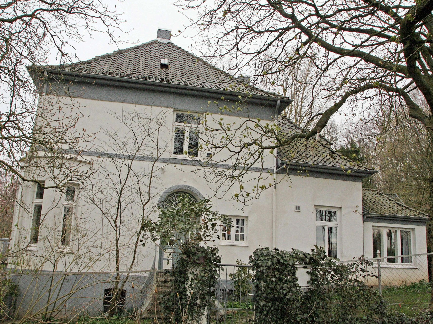 In dieser Villa in Behlendorf lebte bis zu seinem Tod Schriftsteller Günter Grass (Archivfoto)