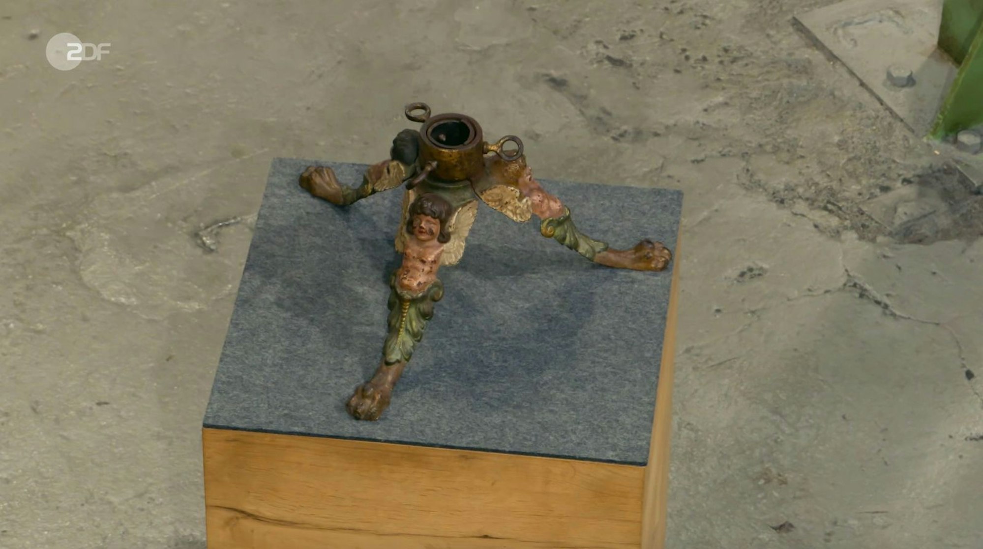 Ein alter Christbaumständer stammte laut Annika Raßbach vermutlich aus den Alexanderwerken in Remscheid. Für den zwischen 1890 und 1910 entstandenen Gusseisenständer wurden 80 Euro gewünscht, die Expertin taxierte 130 bis 160 Euro und am Ende zahlte Wolfgang Pauritsch sogar 270 Euro und freute sich über: „Drei Engel für Wolfgang.“ (Bild: ZDF)