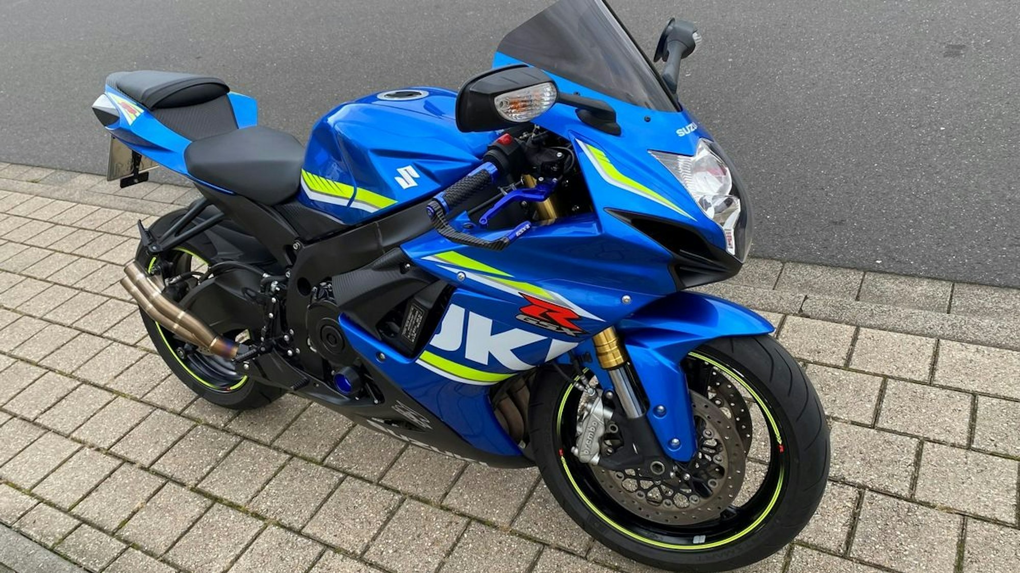 Ein blau-gelbes Suzuki-Motorrad.