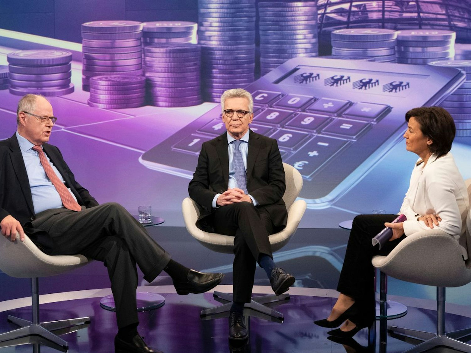 Europa sei auf sich selbst zurückgeworfen, erklärt der ehemalige SPD-Kanzlerkandidat Peer Steinbrück (l.) bei Maischberger. (Bild: WDR/ Melanie Grande)