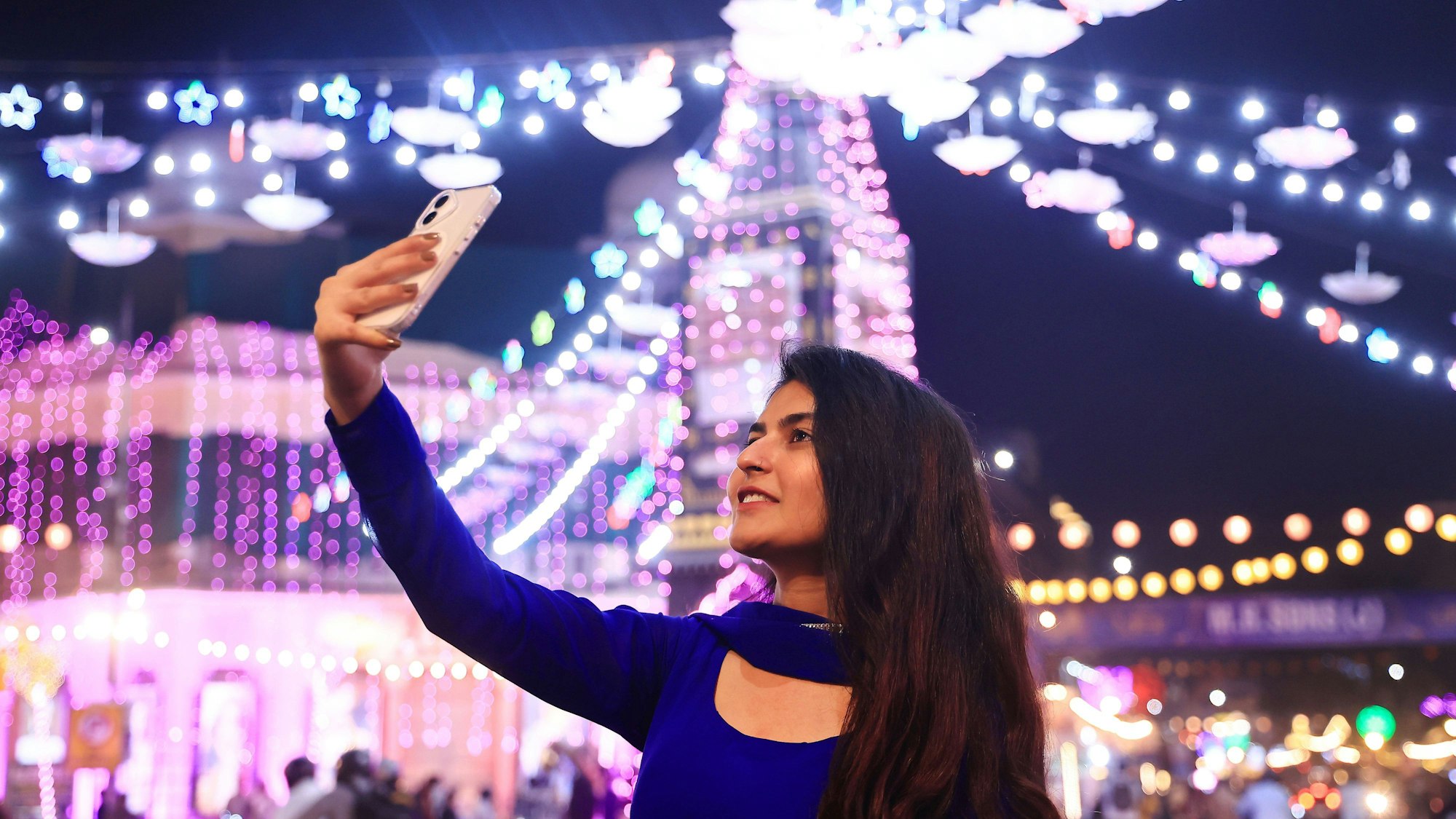 Mädchen macht Selfie bei Diwali Festlichkeiten in Jaipur