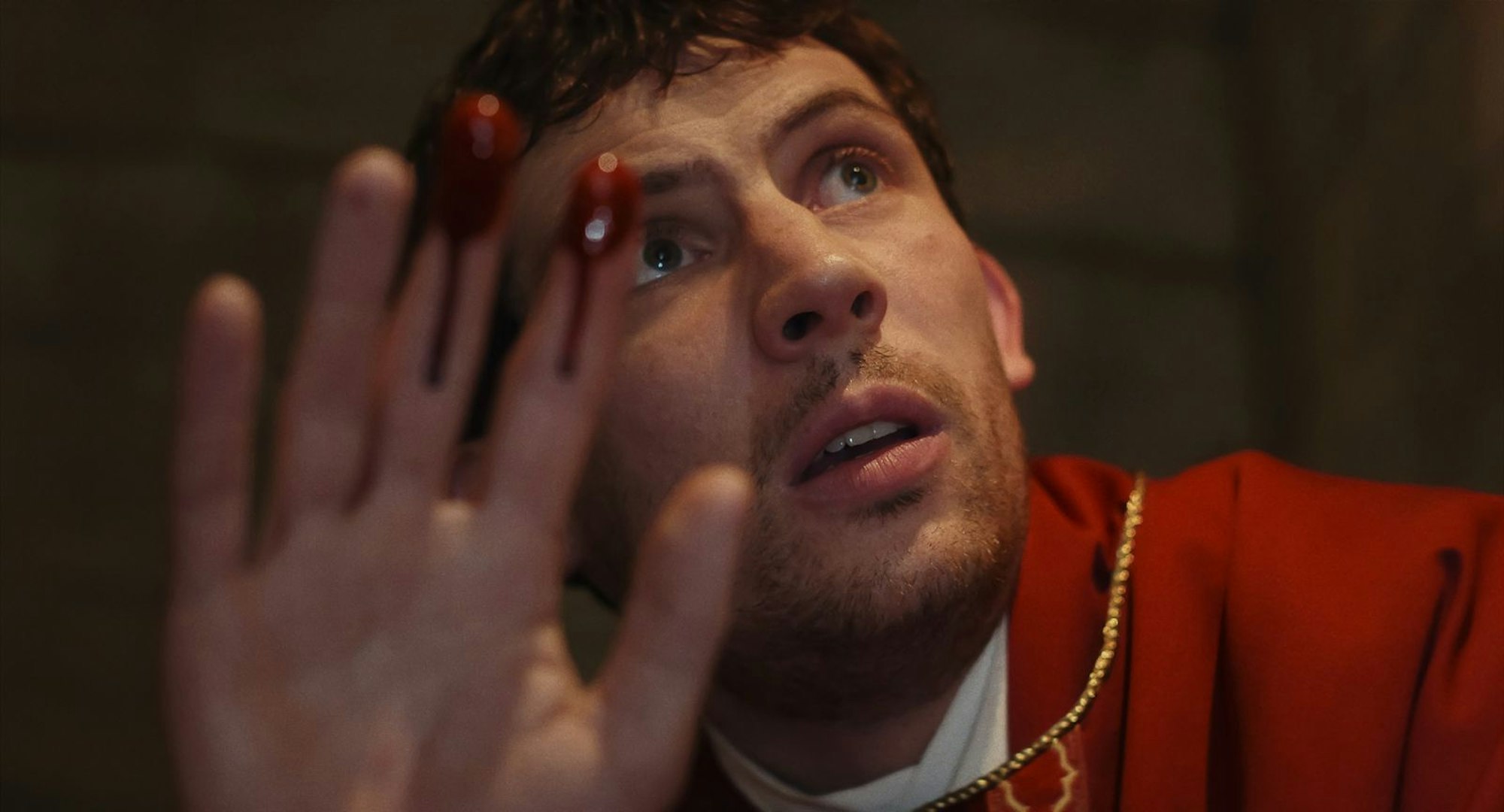 Der Priester Jud Duplenticy (Josh O'Connor) will eigentlich nur Gutes tun, hat aber plötzlich Blut an den Händen. (Bild: © 2025 Netflix)