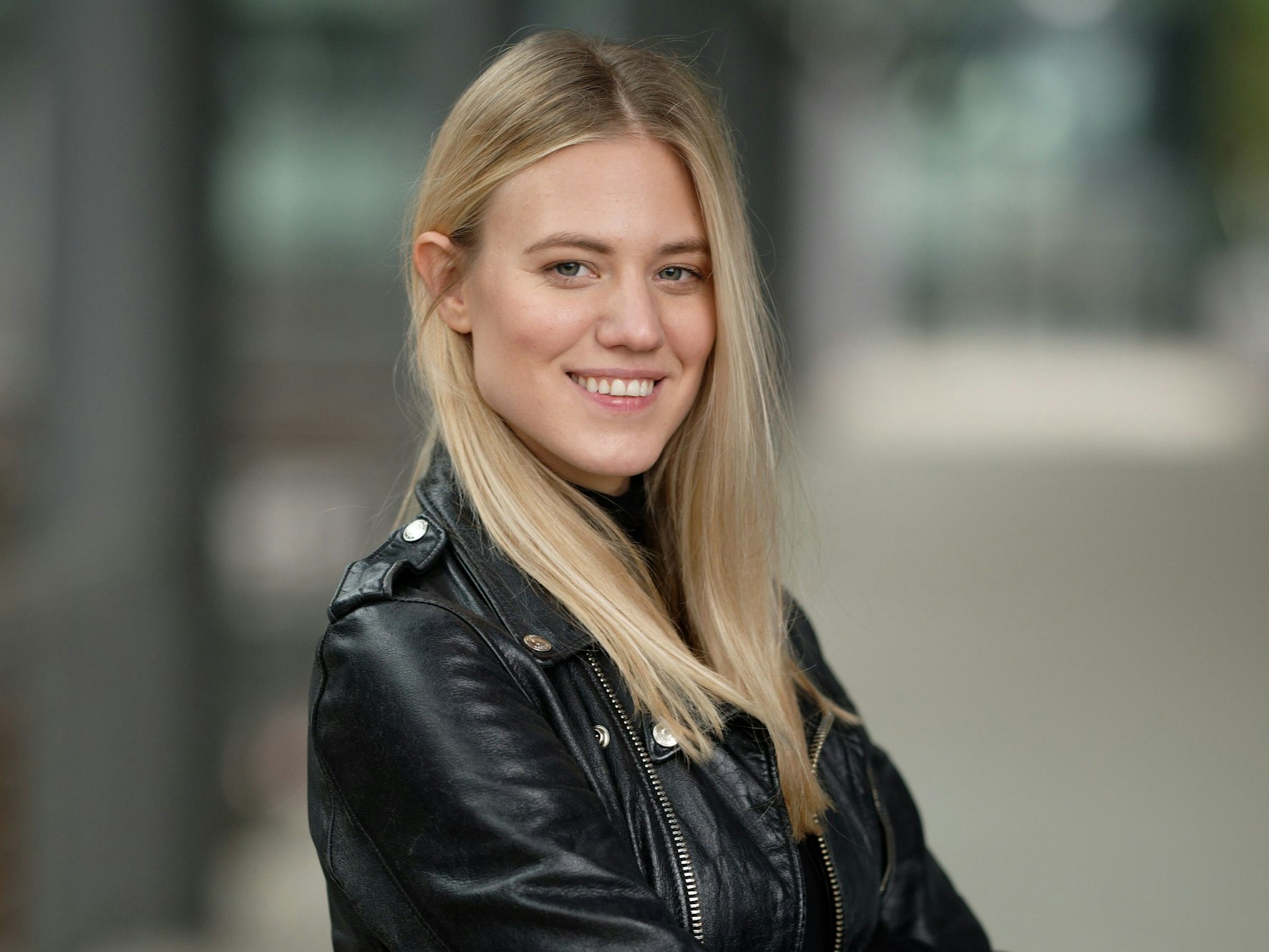 Schauspielerin und Model Larissa Marolt steht bei einem Pressetermin auf dem Gelände der MMC Studios.