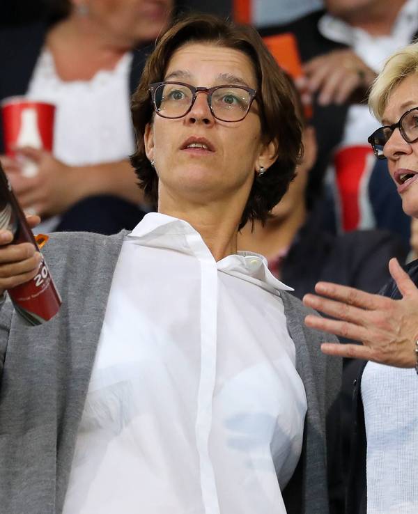 Tatjana Haenni spricht auf der Tribüne mit Silvia Neid.