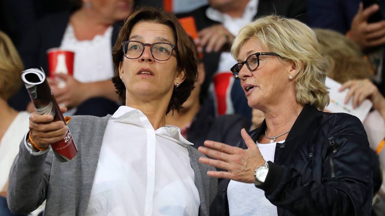 Tatjana Haenni spricht auf der Tribüne mit Silvia Neid.
