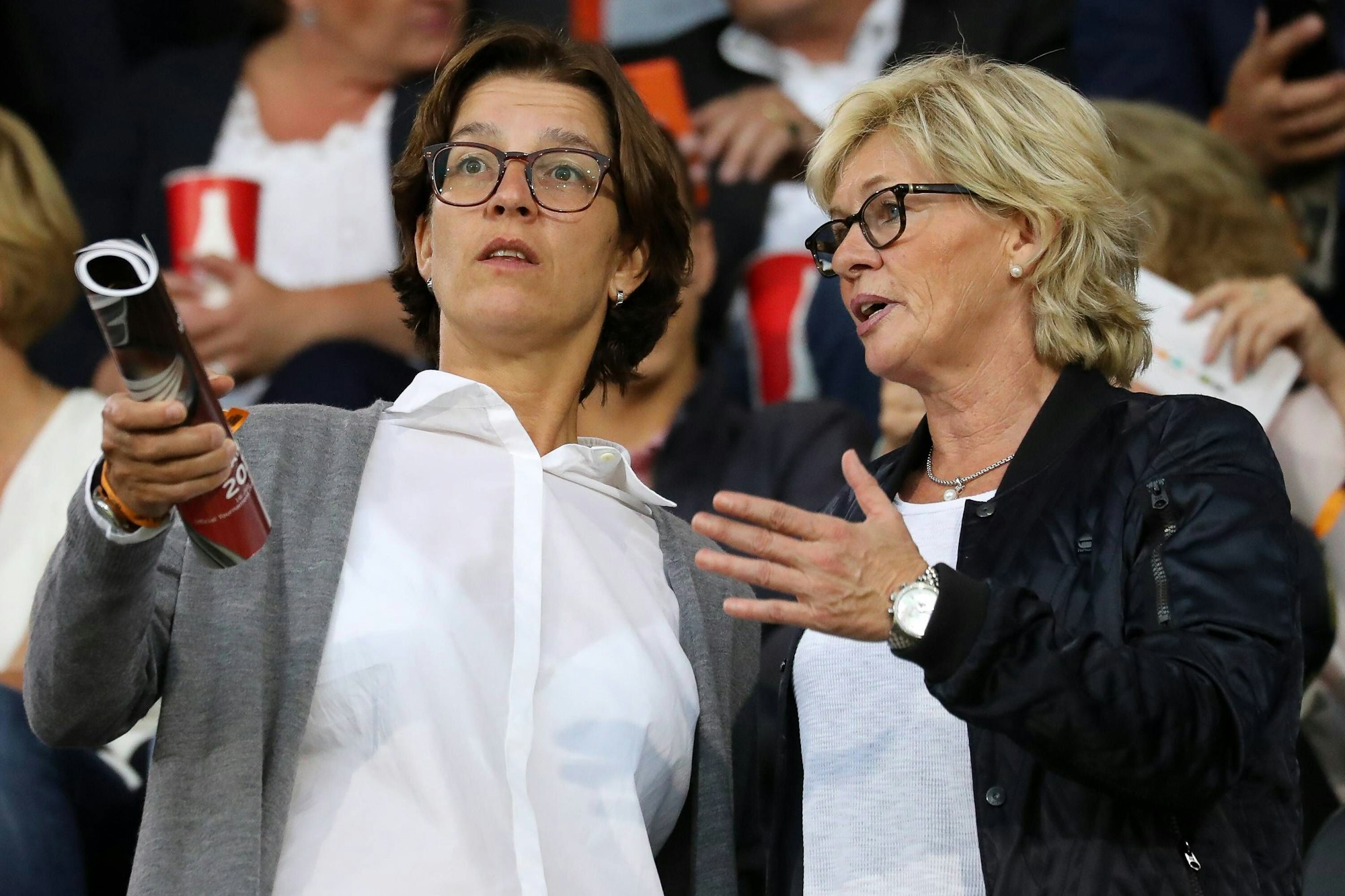 Tatjana Haenni spricht auf der Tribüne mit Silvia Neid.