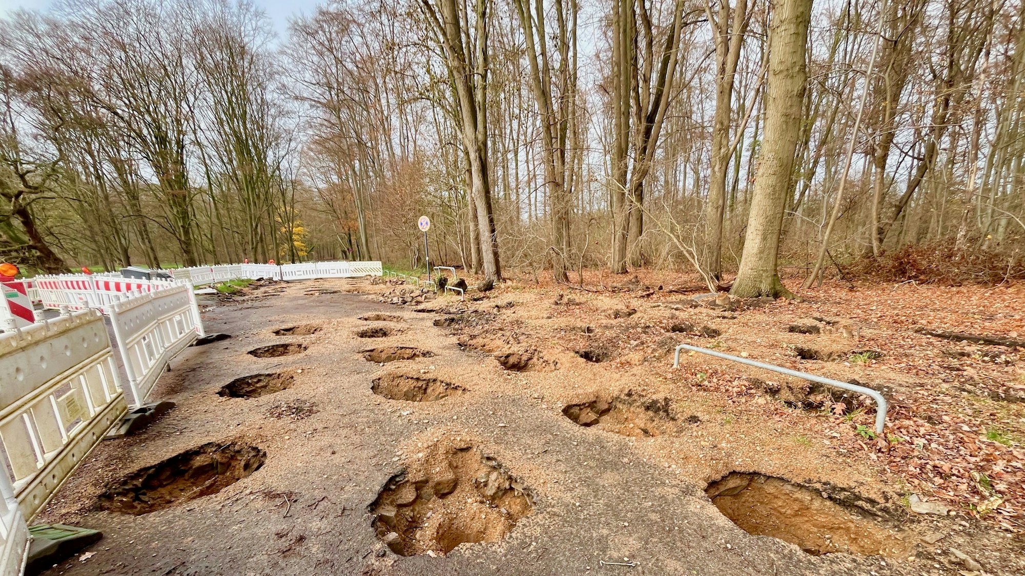 Die Bachemer Landstraße ist derzeit an einer Stelle stark durchlöchert.