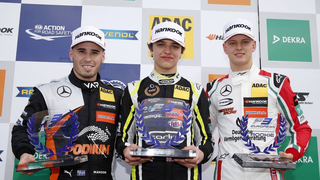 Der Brite Lando Norris (m.) neben Mick Schumacher (r.) bei einer Siegerehrung in der Formel 3 im April 2017.