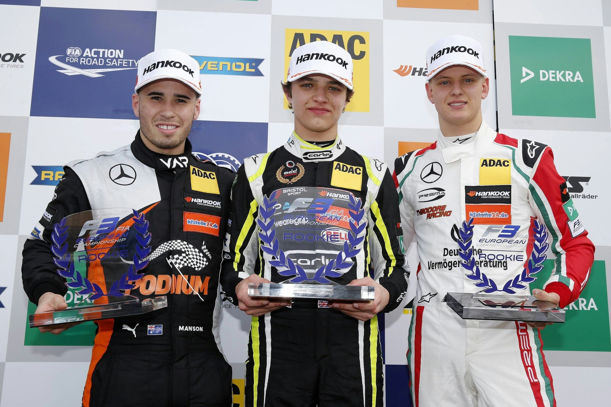Der Brite Lando Norris (m.) neben Mick Schumacher (r.) bei einer Siegerehrung in der Formel 3 im April 2017.