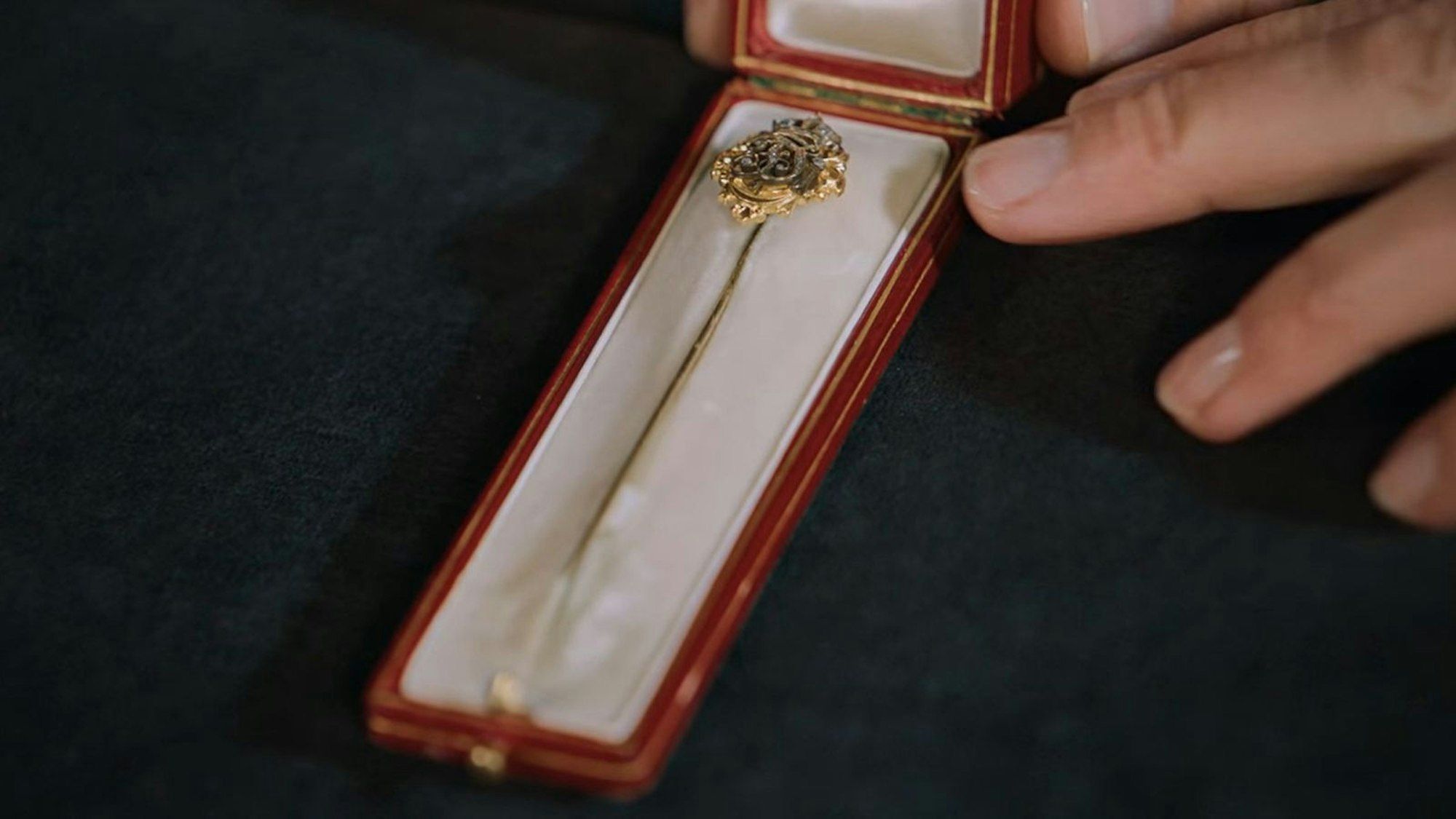 Kann die Geschenknadel von Kaiser Franz Joseph I. wirklich 7.000 Euro bringen? (Bild: ZDF)