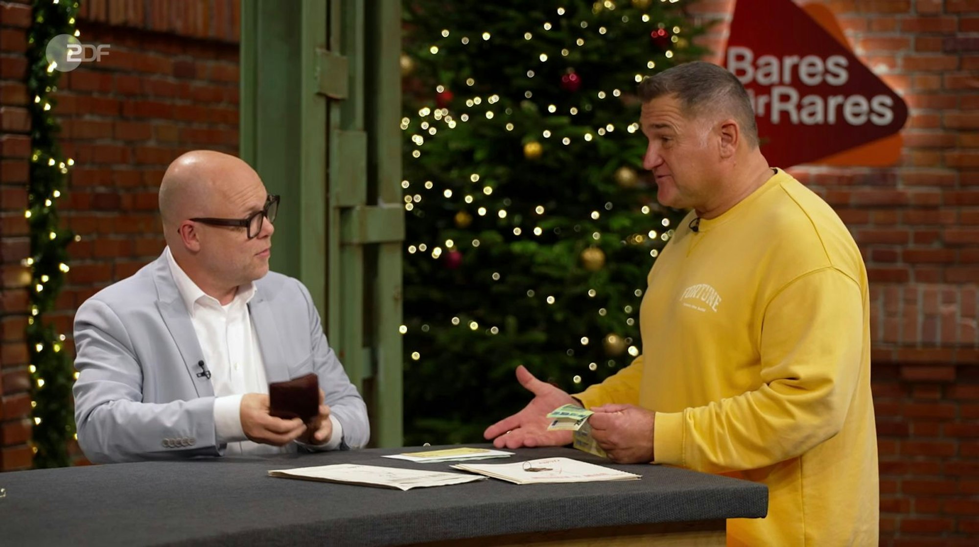 „Sie trennen sich schweren Herzens, dafür muss ich es schwer transportieren“, witzelte Benjamin Leo Leo beim Bezahlen. „Ich kann gerne mit Rat und Tat beim Transport und Abbau helfen“, bot der sportliche Verkäufer hilfsbereit an. Und das obwohl der geplante Familienurlaub nun auf „eine kleine Tour“ geschrumpft worden war ... (Bild: ZDF)