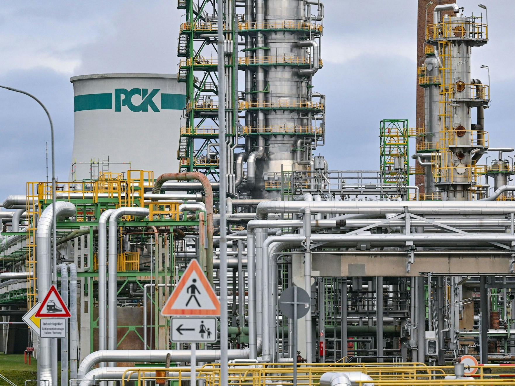 Verschiedene Anlagen der Rohölverarbeitung auf dem Gelände der PCK-Raffinerie GmbH. Die Raffinerie in Schwedt in der Uckermark im Nordosten von Brandenburg versorgt große Teile des Nordostens Deutschlands mit Treibstoff (Archivfoto)