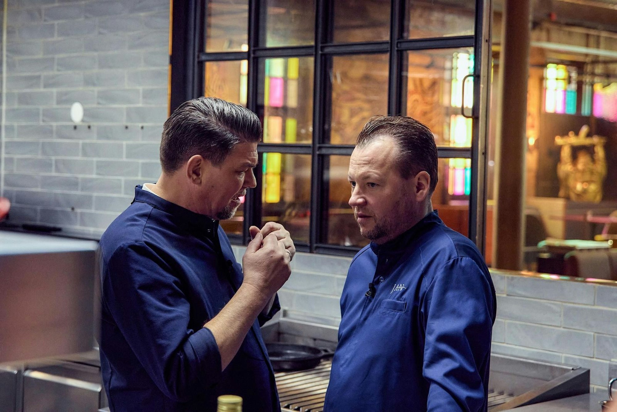 Tim Mälzer (links) und Jan Hartwig beraten sich. (Bild: RTL / Hendrik Lüders)