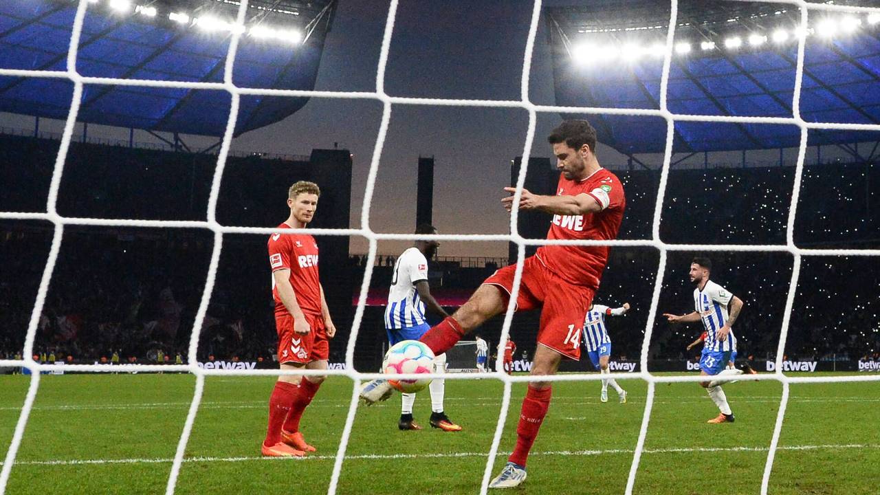 Jonas Hector schießt nach einem Gegentor frustriert den Ball nochmal ins Tornetz.