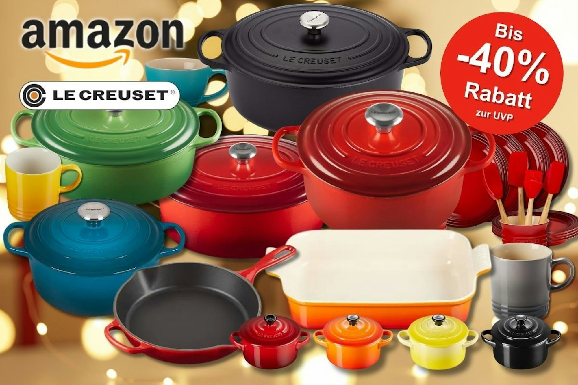 Le Creuset Küchenprodukte in verschiedenen Farben und Modellen, darunter Bräter, Pfannen, Tassen und Auflaufformen – in Schwarz, Rot, Blau, Grün und Orange vor einem weihnachtliche geschmückten Hintergrund.