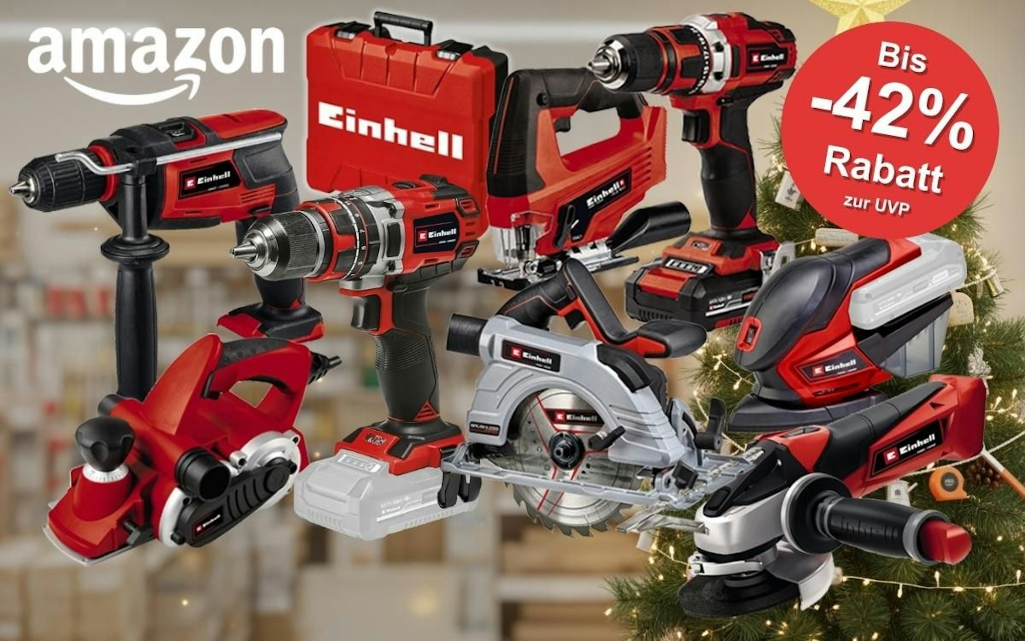 Einhell Werkzeug vor einem weihnachtlichen Baumarkt Hintergrund. Verschiedene Modelle und Geräte wie Einhell Akku-Bohrschrauber, Elektrohobel, Winkelschleifer, Kreissäge, Multitool Stichsäge, Werkzeugkoffer und mehr.