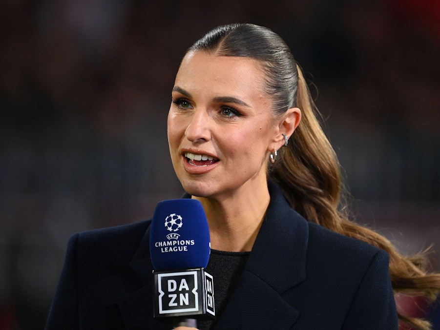 Laura Wontorra spricht in ein Mikrofon.