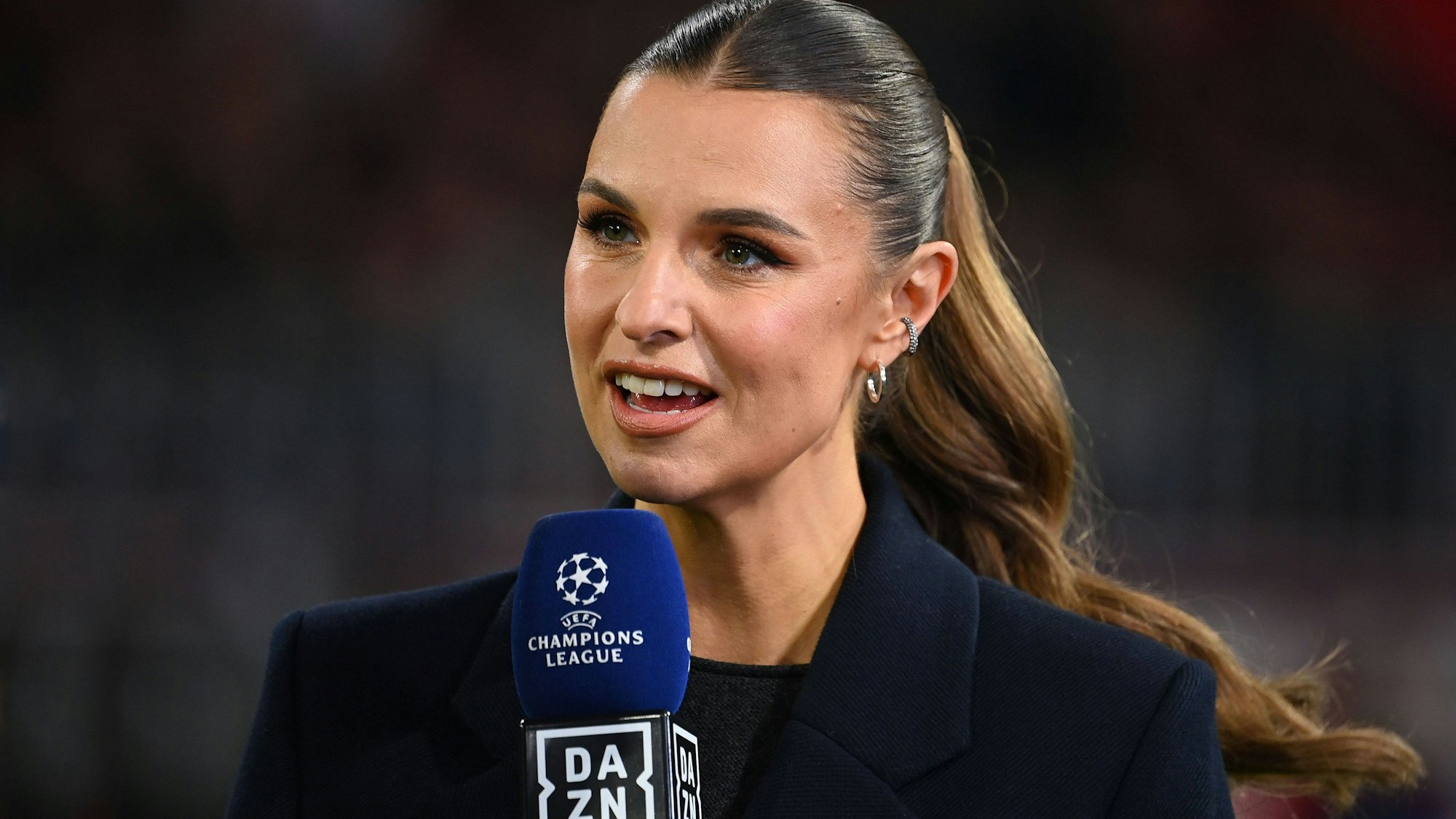 Laura Wontorra spricht in ein Mikrofon.