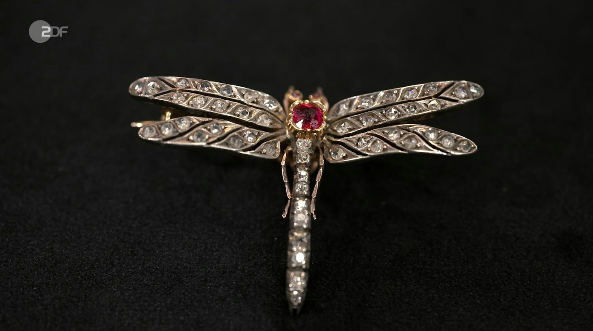 Eine handgearbeitete Libellen-Brosche aus 585er Gold mit Diamanten (1 Karat) und Rubin datierte Patrick Lessmann als Jugendstil-Stück auf 1890 bis 1900 und schätzte den Wert auf 1.700 bis 1.800 Euro. Trotz des 2.000-Euro-Wunschpreises wurde die Brosche schließlich für 1.500 Euro an Susanne Steiger verkauft. (Bild: ZDF)