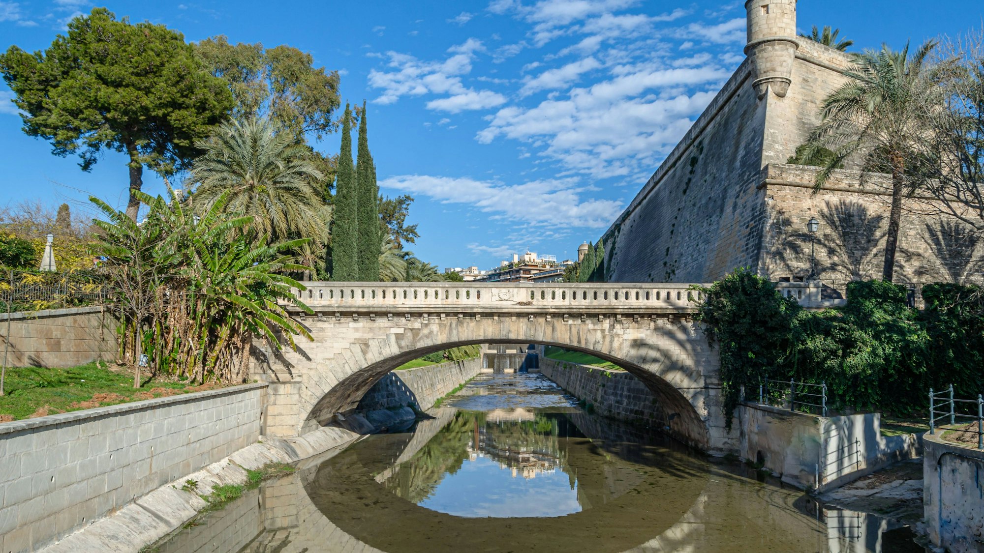 Baluard de Sant Pere: Brücke, Mauer und Kanal in Palma