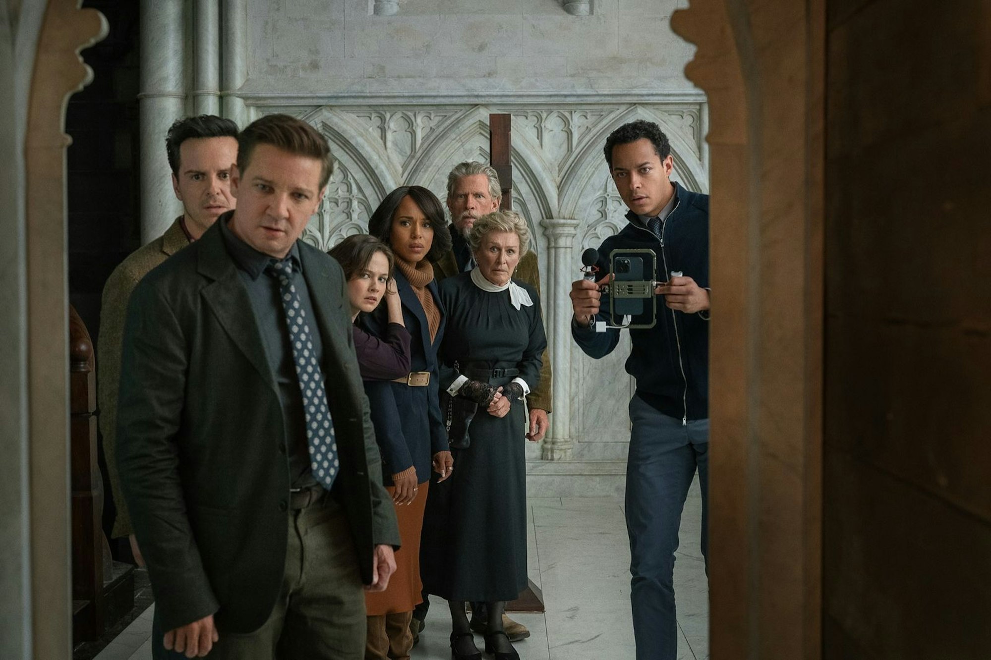 Für eine Rolle in einem „Knives Out“-Film steht Hollywood Schlange (von links): Andrew Scott, Jeremy Renner, Cailee Spaeny, Kerry Washington, Thomas Haden Church, Glenn Close und Daryl McCormack. (Bild: © 2025 Netflix / John Wilson)