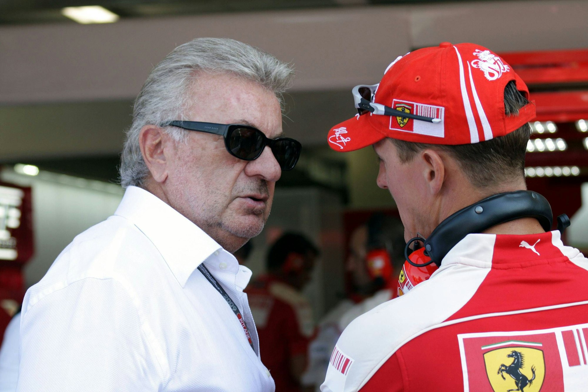 Willi Weber spricht mit Michael Schumacher.