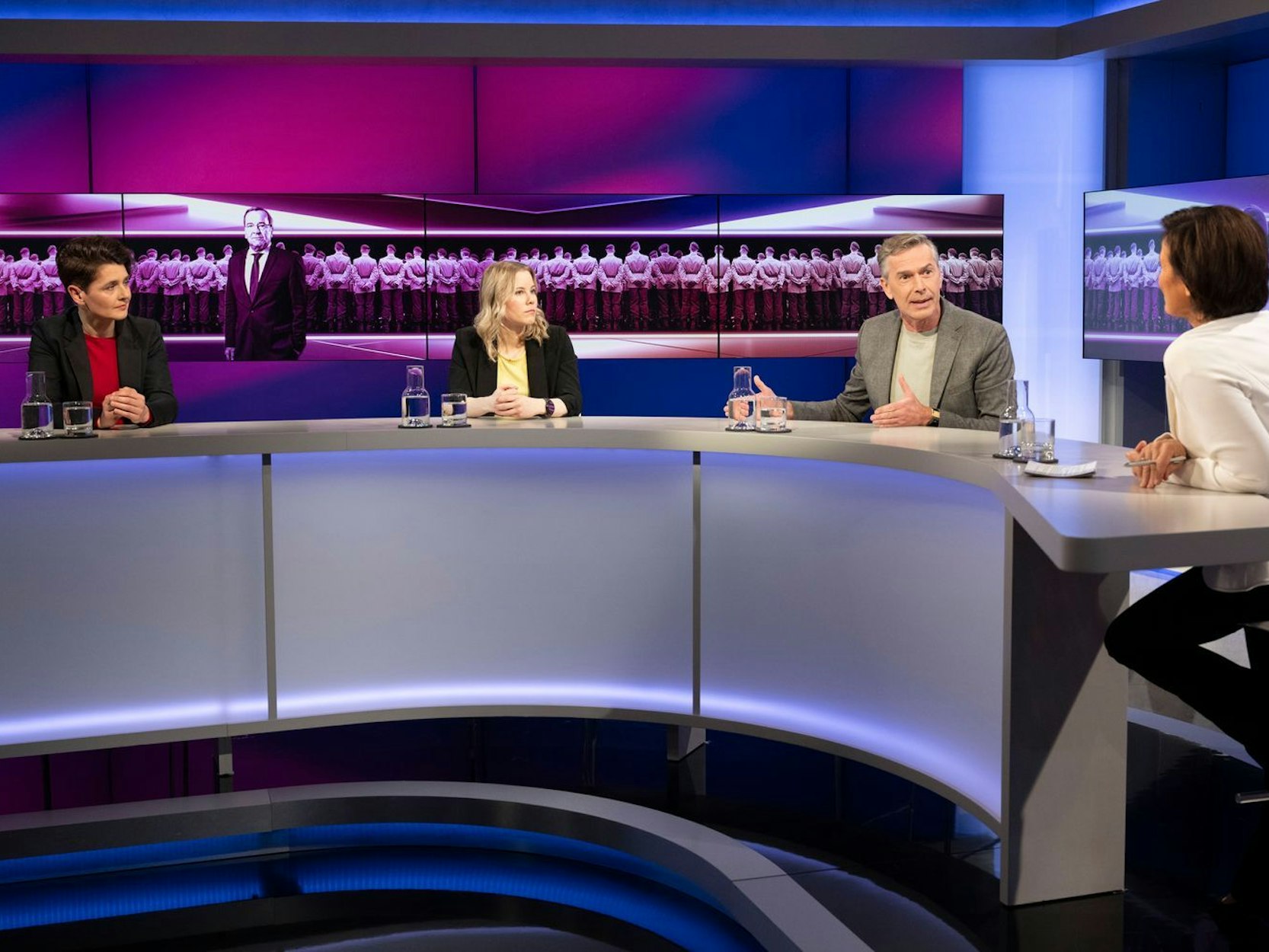 Nach der Veröffentlichung eines Sicherheits- und Strategiepapiers der US-Regierung herrscht Bestürzung in Europa. Am Dienstagabend war es Thema bei Sandra Maischberger in der ARD. (Bild: WDR/ Melanie Grande)