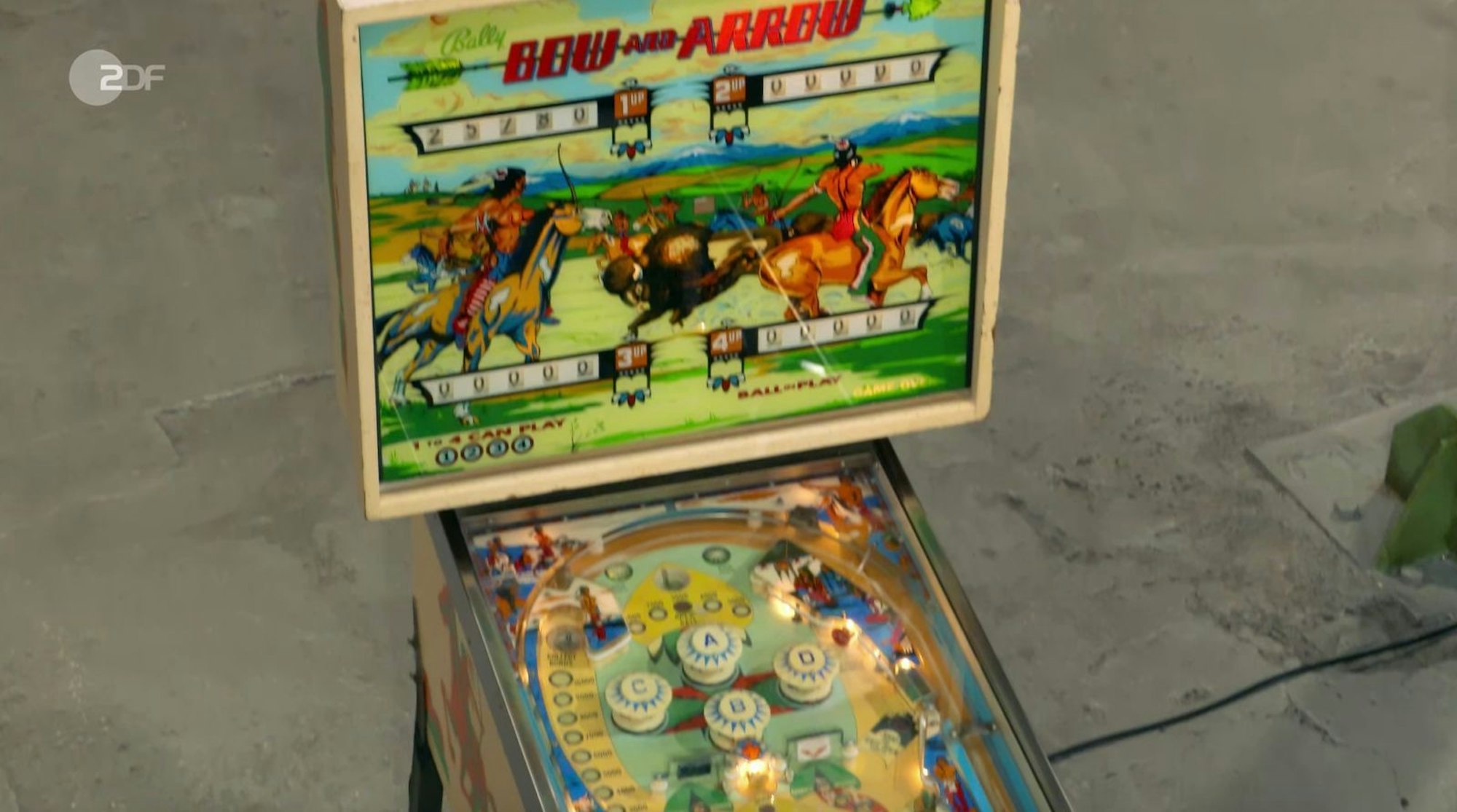 Bally wurde 1932 in Chicago gegründet und stellte bis heute 80 Prozent der Glücksspielautomaten in Las Vegas, so die Expertin: „Das ist besonders in Amerika eine wirklich bekannte Firma.“ Der Flipper von Volker wurde später von Wulff-Automaten (Berlin) auf den deutschen Betrieb umgestellt, um mit Pfennig und Deutschen Mark spielen zu können. (Bild: ZDF)