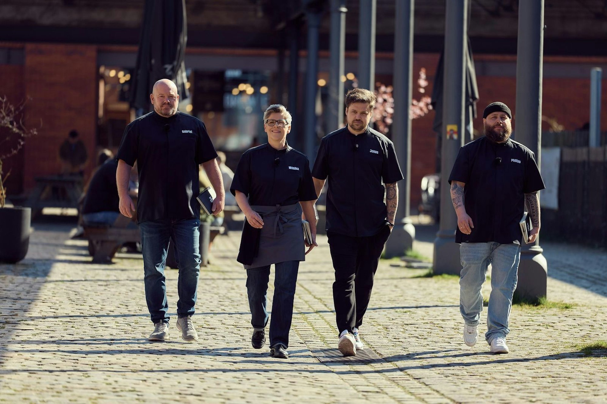 Die Finalisten von „Mälzers Meisterklasse“, von links: Gabriel, Monika, Jonas und Philipp. (Bild: RTL / Hendrik Lüders)