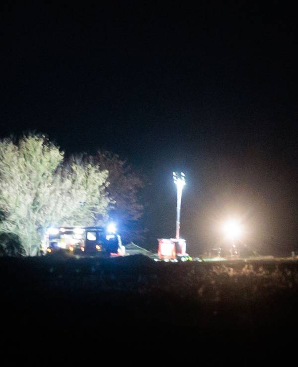 Hell ausgeleuchtet ist das Gebiet der defekten Öl-Pipeline. Aus einer Pipeline in Brandenburg sind nach einem Unfall mindestens 200.000 Liter Rohöl ausgetreten.