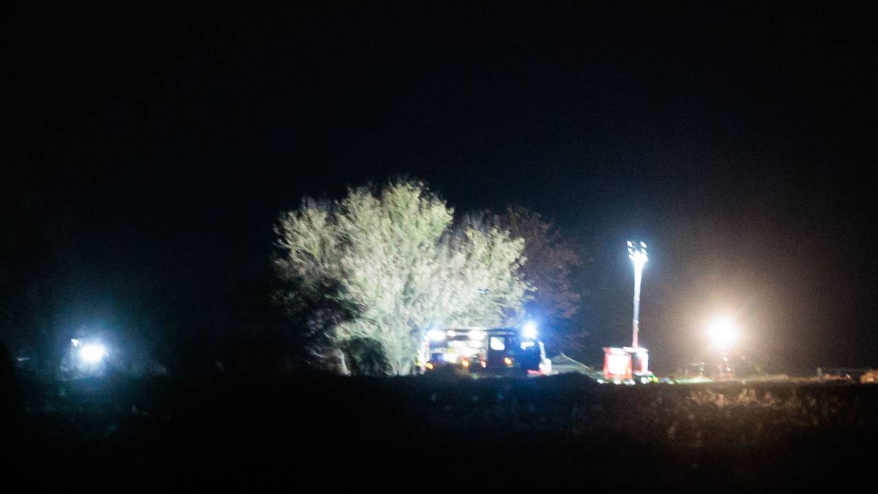 Hell ausgeleuchtet ist das Gebiet der defekten Öl-Pipeline. Aus einer Pipeline in Brandenburg sind nach einem Unfall mindestens 200.000 Liter Rohöl ausgetreten.
