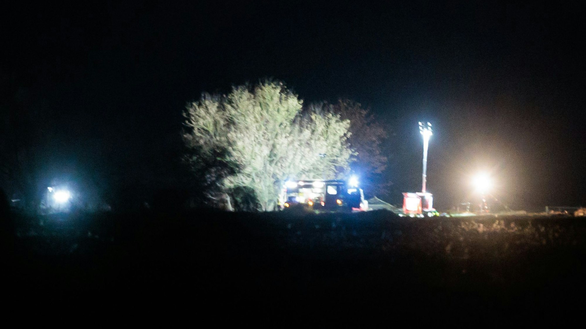 Hell ausgeleuchtet ist das Gebiet der defekten Öl-Pipeline. Aus einer Pipeline in Brandenburg sind nach einem Unfall mindestens 200.000 Liter Rohöl ausgetreten.