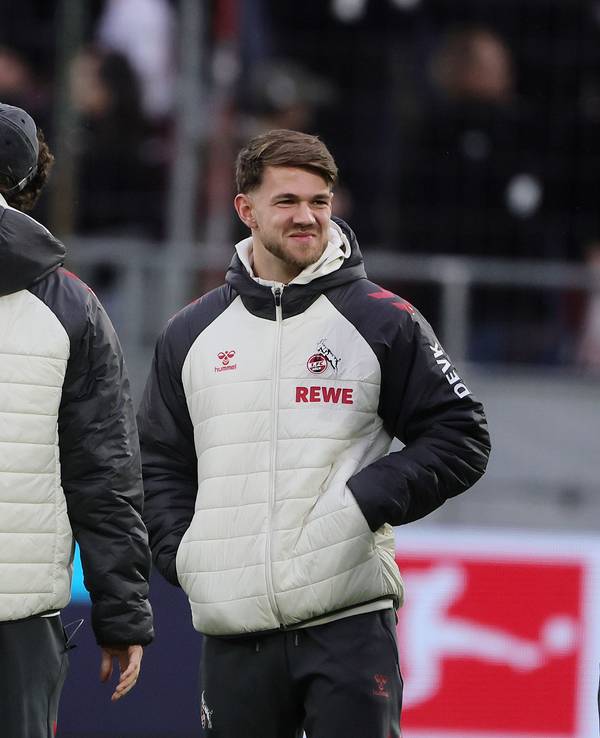 Jan Thielmann mit Teamkollegen bei der Platzbegehung.