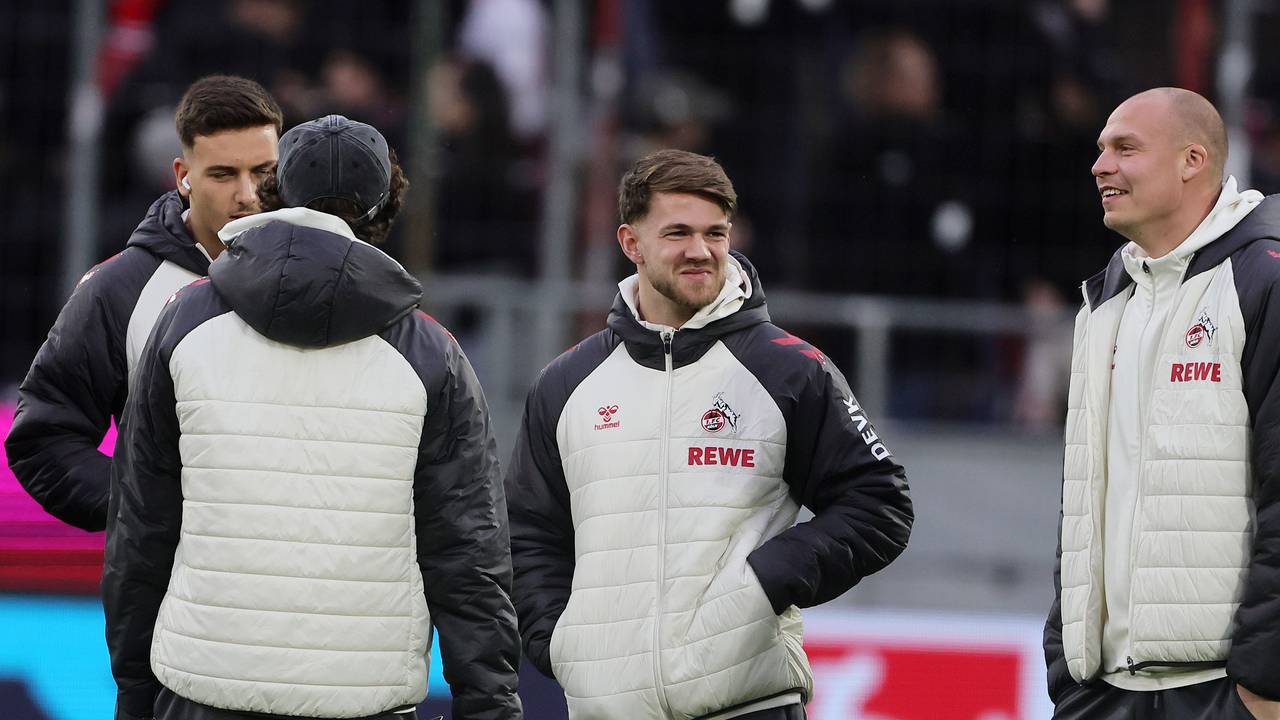 Jan Thielmann mit Teamkollegen bei der Platzbegehung.