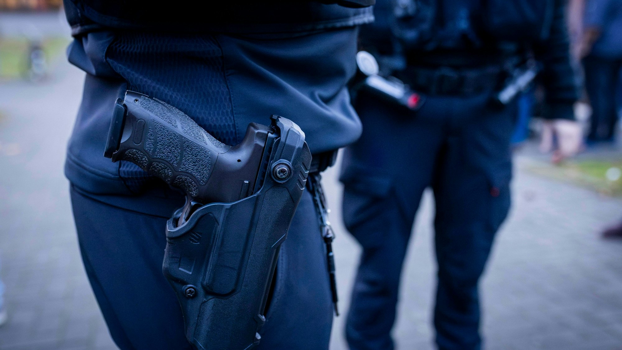 Waffe in Holster am Gürtel eines Polizisten