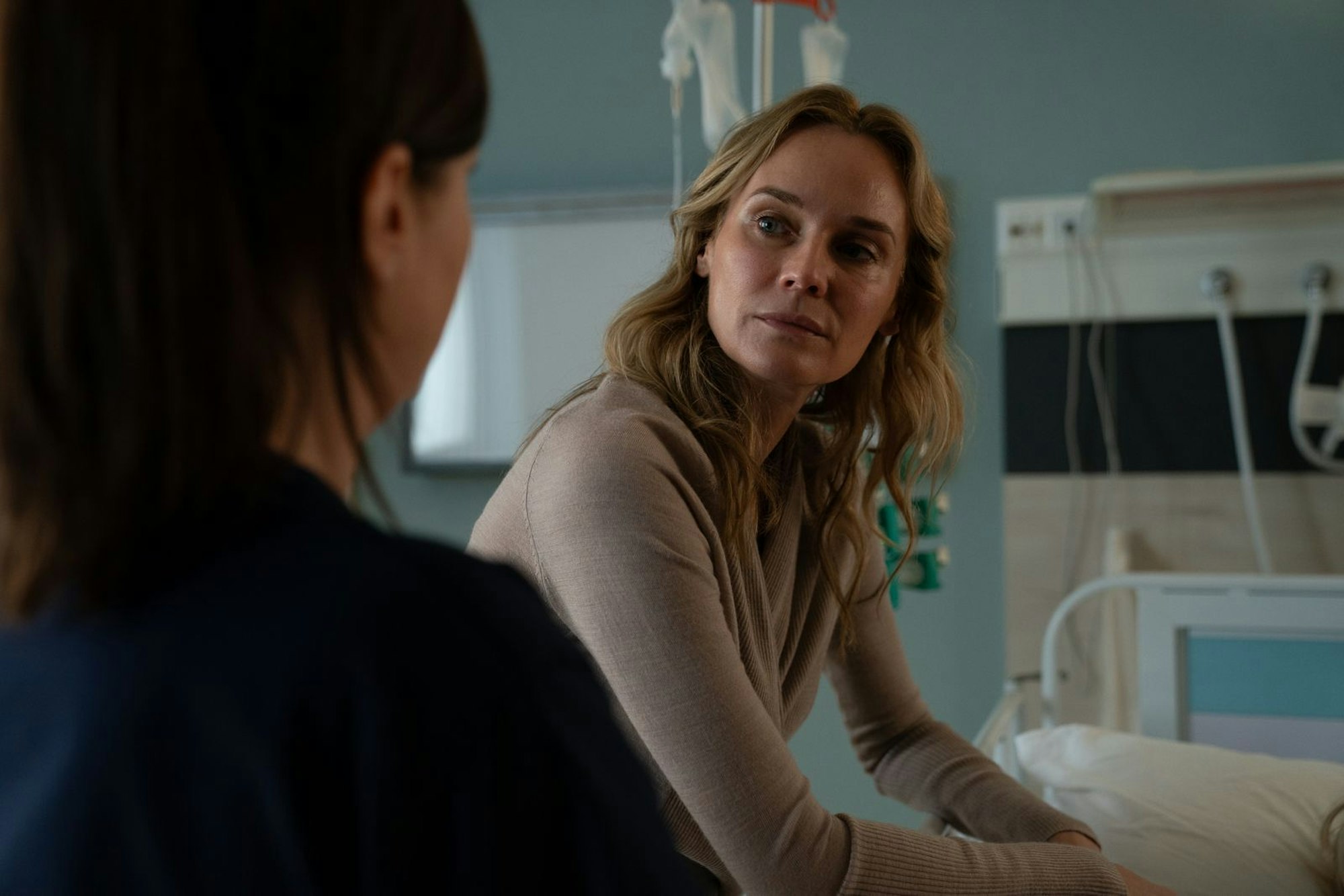 Jess' (Diane Kruger) kleine Tochter erleidet eine Kopfverletzung und muss ins Krankenhaus. Was ist passiert? (Bild: Roughcut/Paramount Global Photographer: Kristóf Galgóczi Németh)