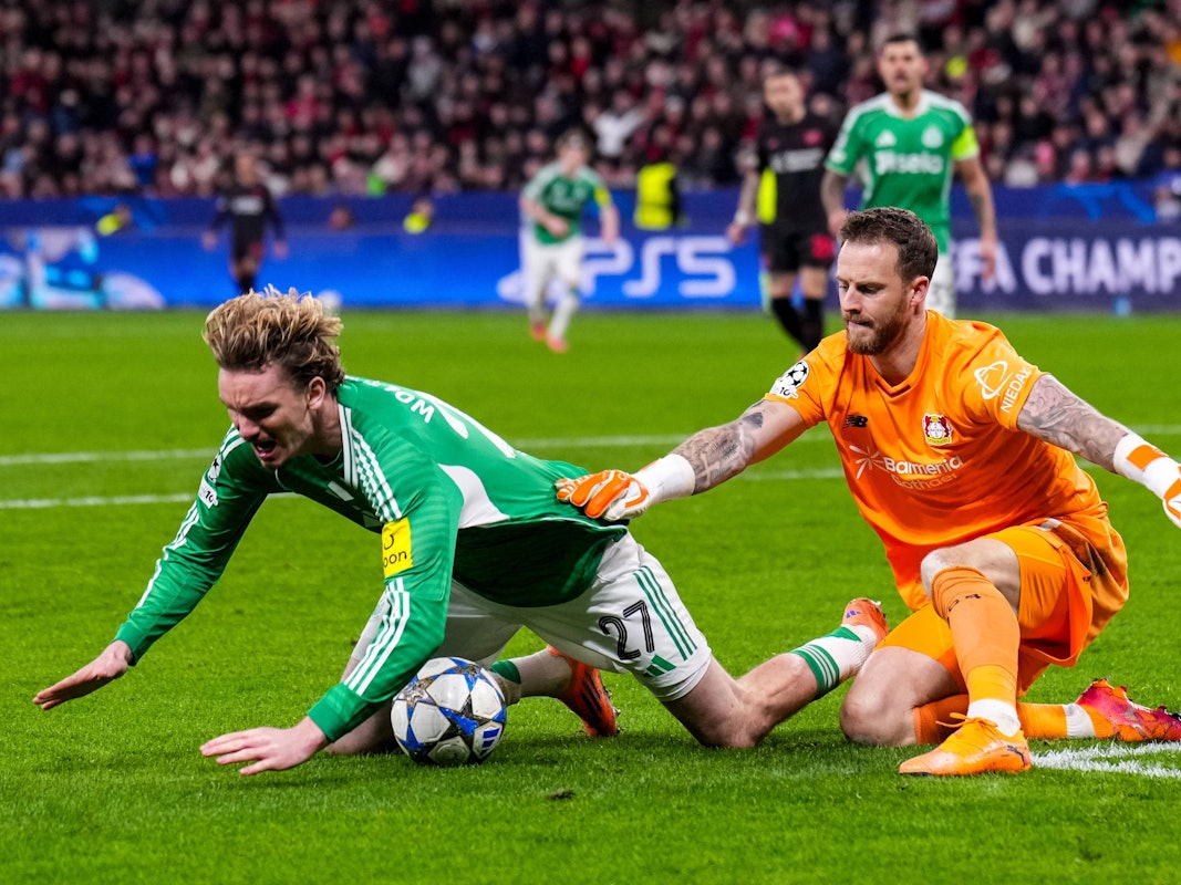 Newcastle-Profi Nick Woltemade erkannte die waghalsige Aktion von Bayer-Keeper Mark Flekken, spritzte dazwischen und zog das Foul zum Elfmeter.