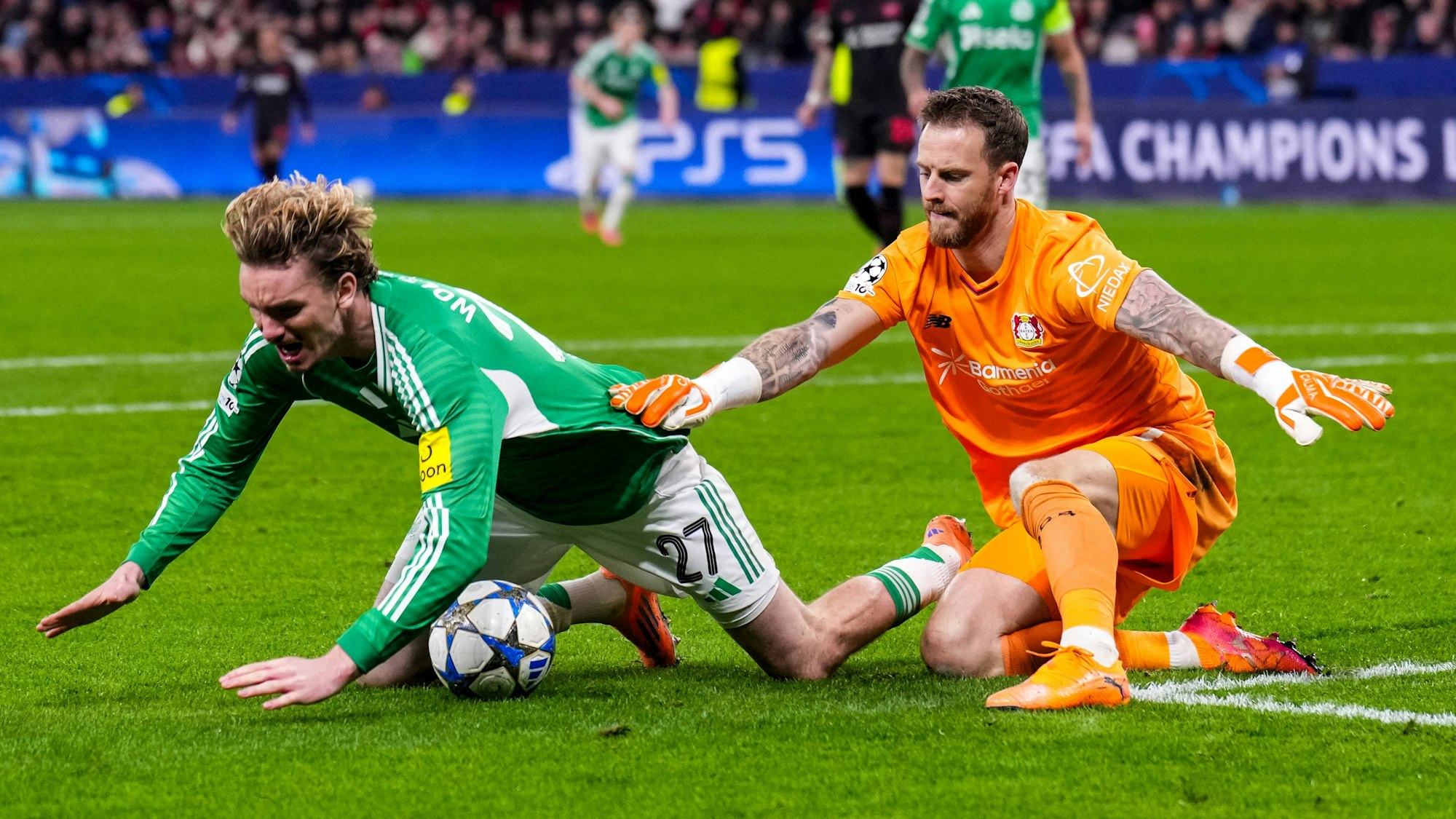 Newcastle-Profi Nick Woltemade erkannte die waghalsige Aktion von Bayer-Keeper Mark Flekken, spritzte dazwischen und zog das Foul zum Elfmeter.