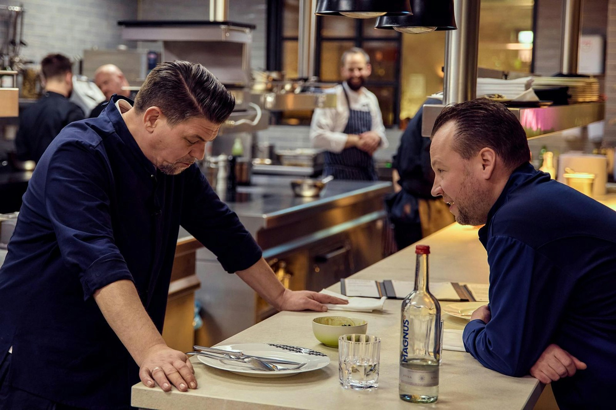 Tim Mälzer (links) und Jan Hartwig probieren das Essen der Kandidaten. (Bild: RTL / Hendrik Lüders)