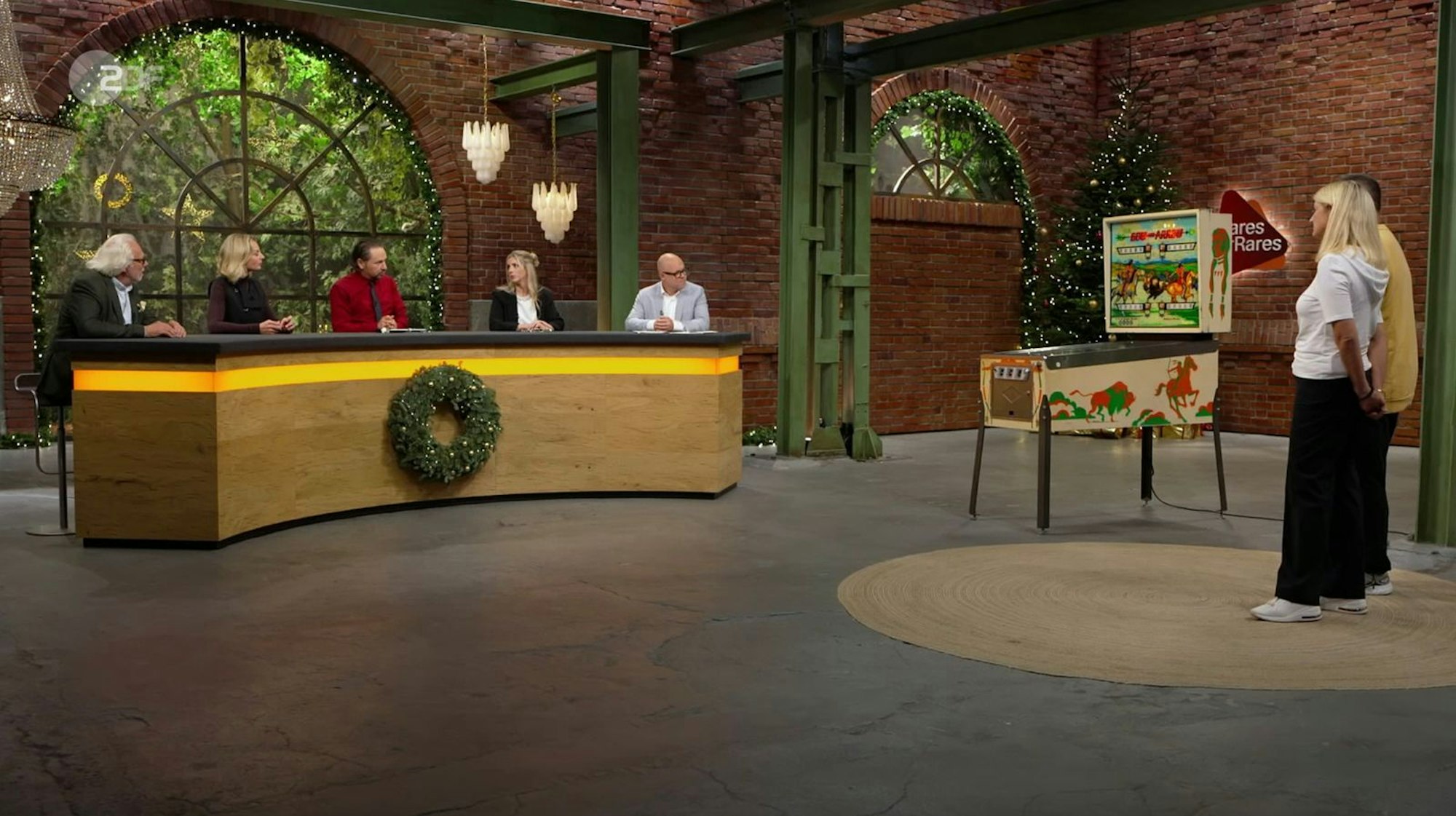 Im Händlerraum gestand Liza Kielon, dass sie „die Preise für Spielautomaten nicht so im Blick“ habe und holte sich Rat bei ihren Kollegen. „Im guten Zustand lässt sich so ein Gerät gut verkaufen“, erklärte Wolfgang Pauritsch und startete mit 400 Euro. Kurz darauf zog auch Kielon nach und erhöhte auf 450 Euro. (Bild: ZDF)