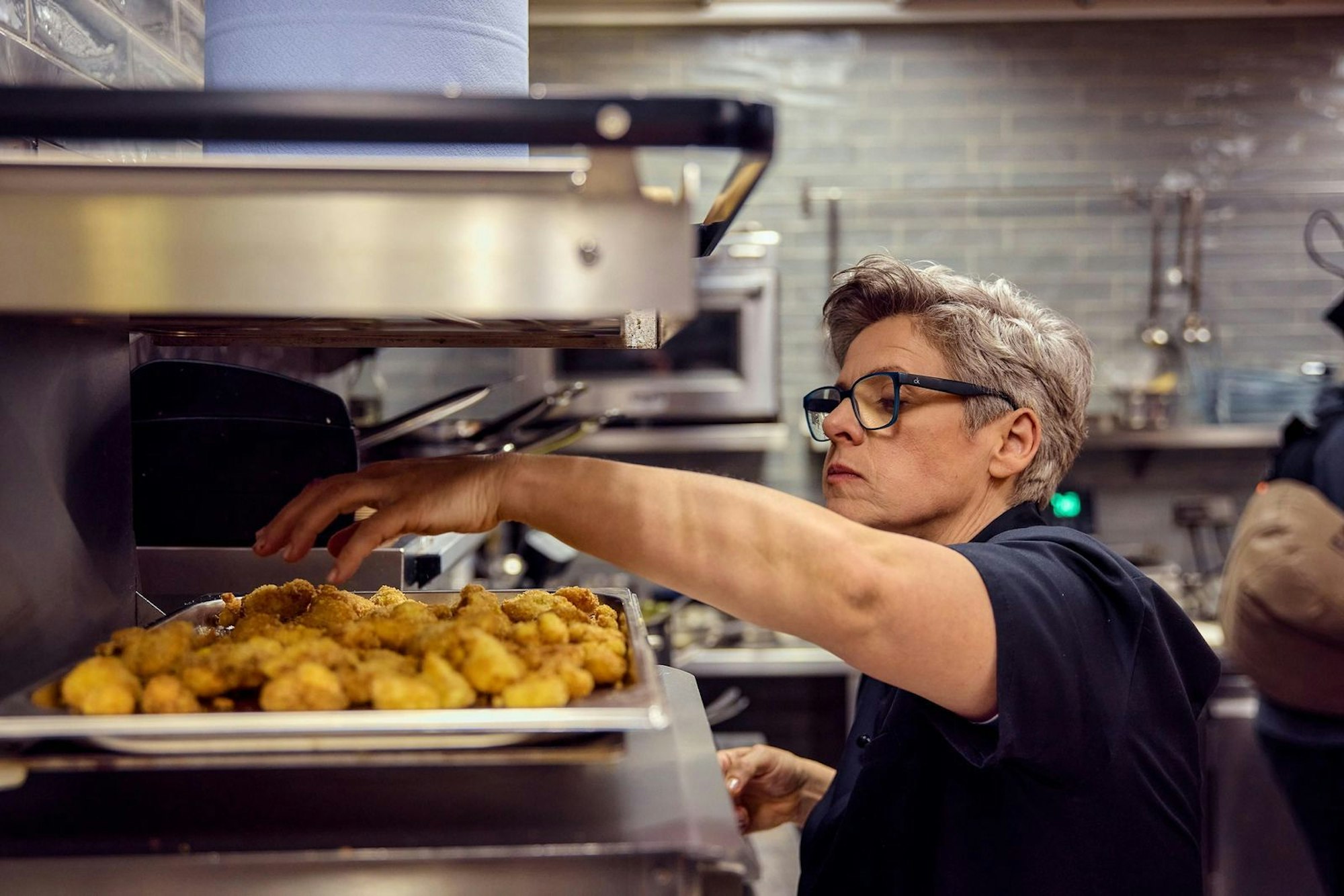 Kandidatin Monika sorgt mit ihrem Verhalten im Finale für Kopfschütteln bei Tim Mälzer. (Bild: RTL / Hendrik Lüders)