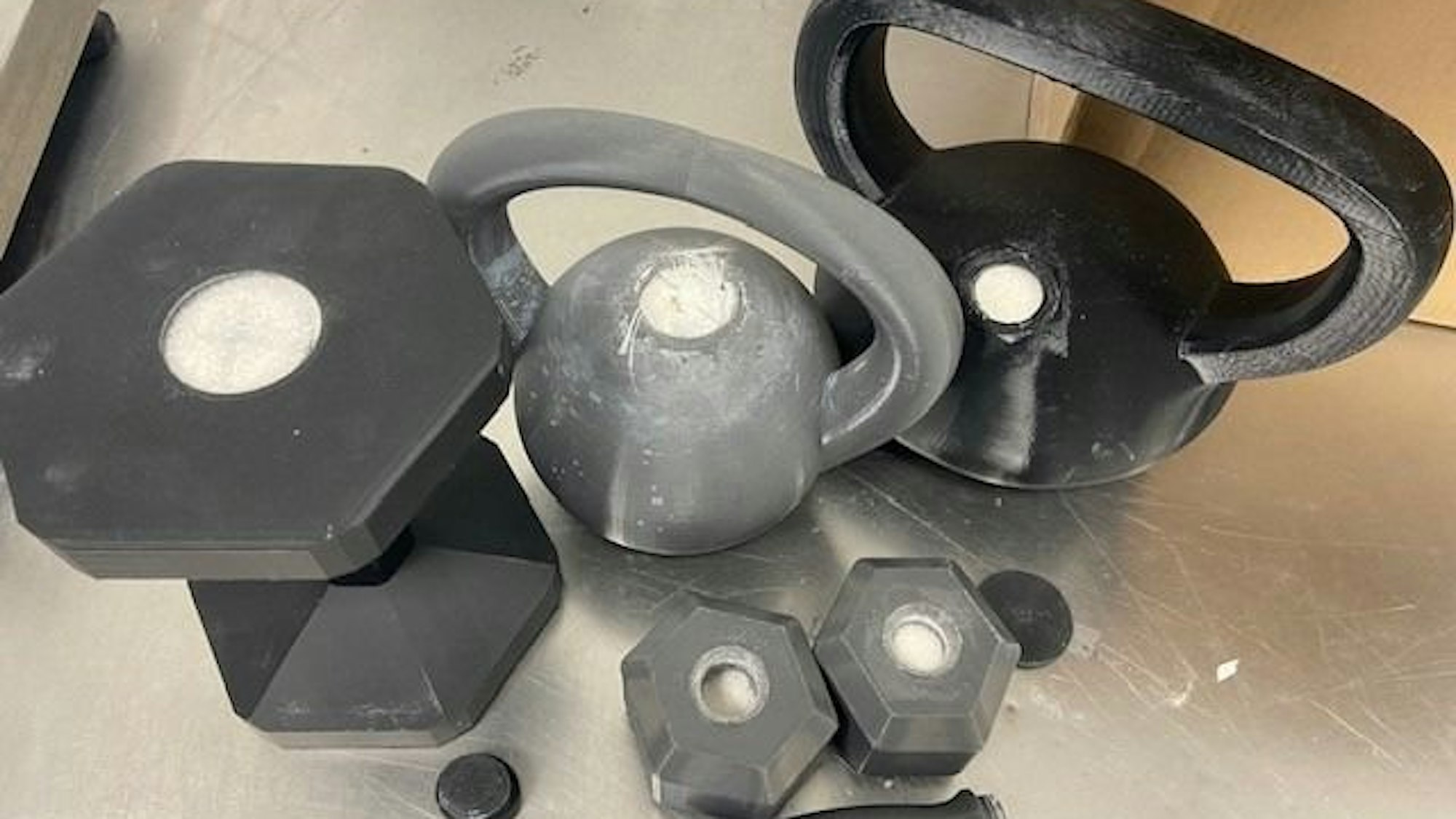 Zoll stellt Drogen in Hanteln am Kölner Flughafen sicher.