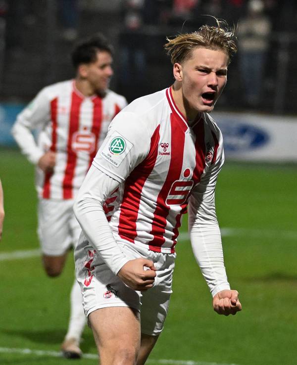Fynn Schenten jubelt gegen den FC Midtjylland.