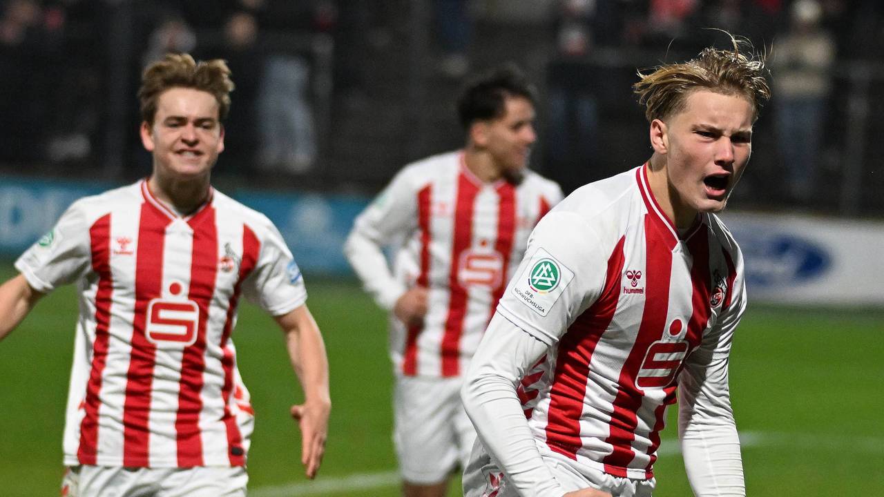 Fynn Schenten jubelt gegen den FC Midtjylland.